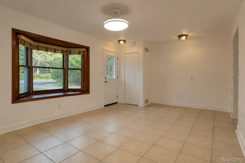 648 S Cass Lake Road Waterford Charter Township MI 48328