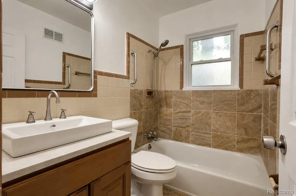 648 S Cass Lake Road Waterford Charter Township MI 48328