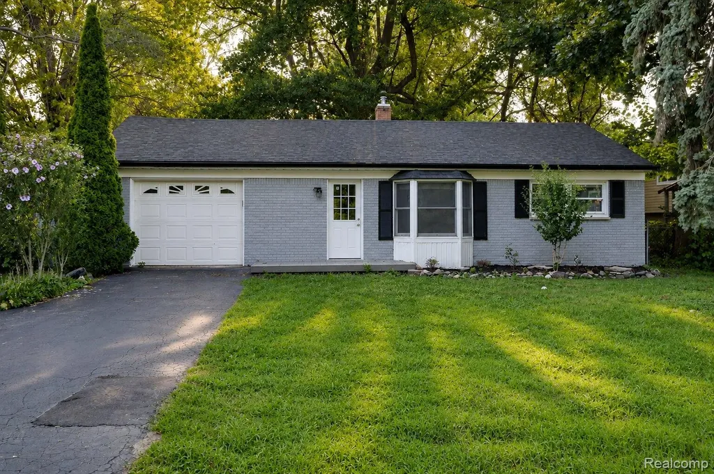 648 S Cass Lake Road Waterford Charter Township MI 48328