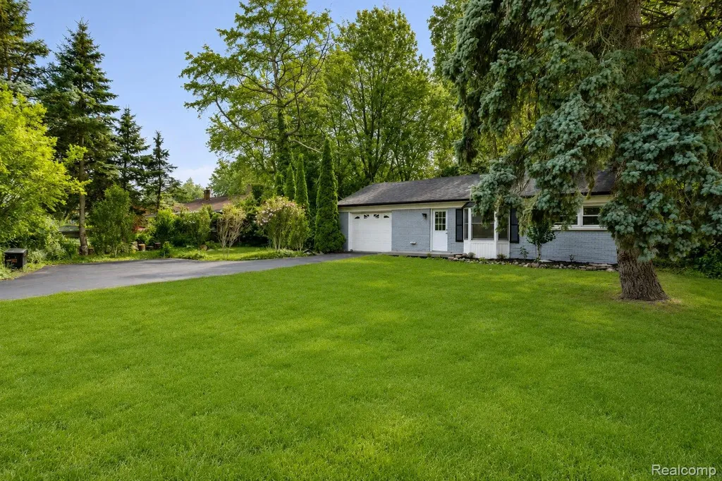 648 S Cass Lake Road Waterford Charter Township MI 48328