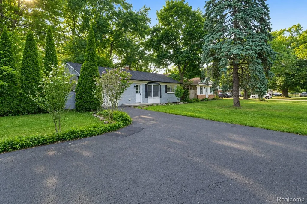 648 S Cass Lake Road Waterford Charter Township MI 48328