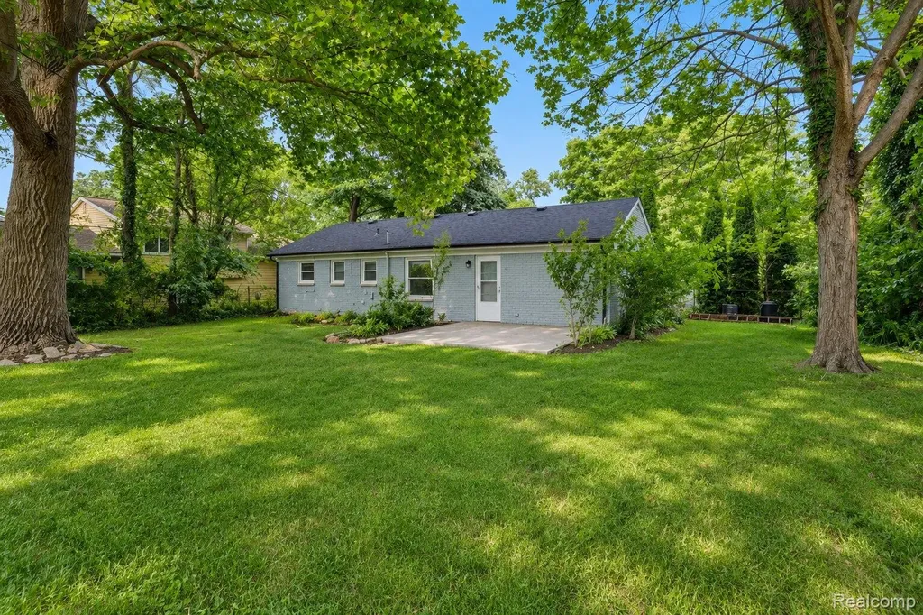 648 S Cass Lake Road Waterford Charter Township MI 48328