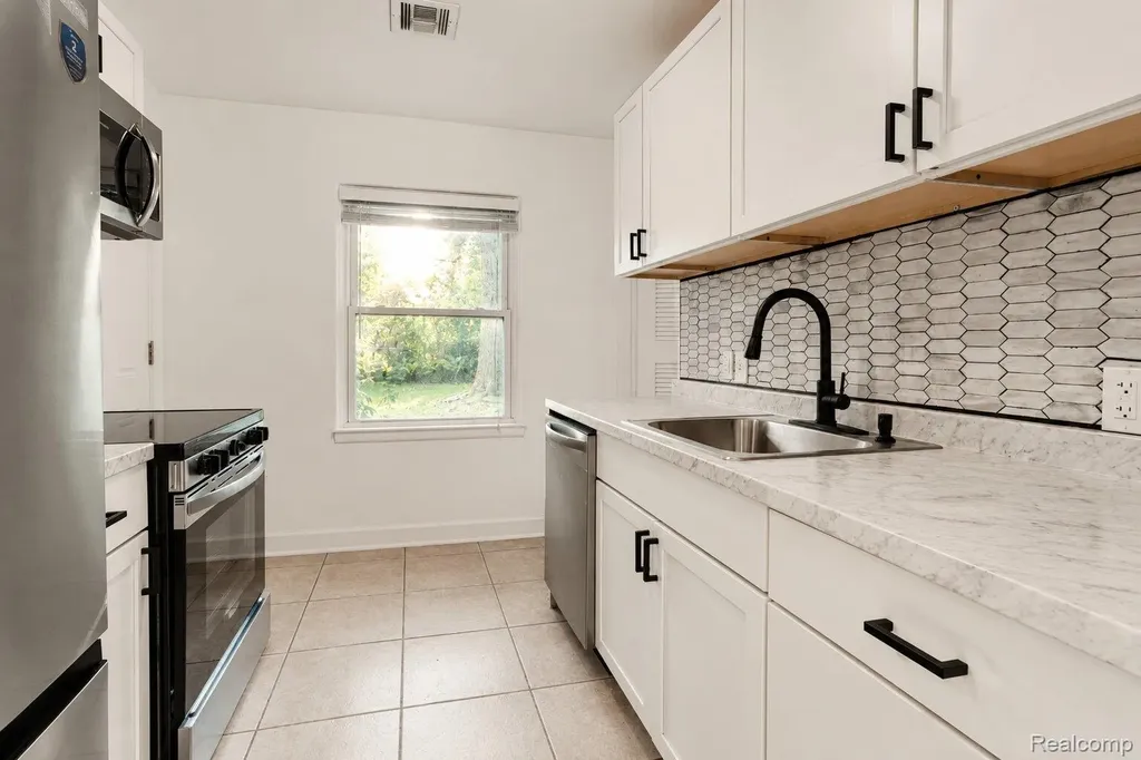648 S Cass Lake Road Waterford Charter Township MI 48328
