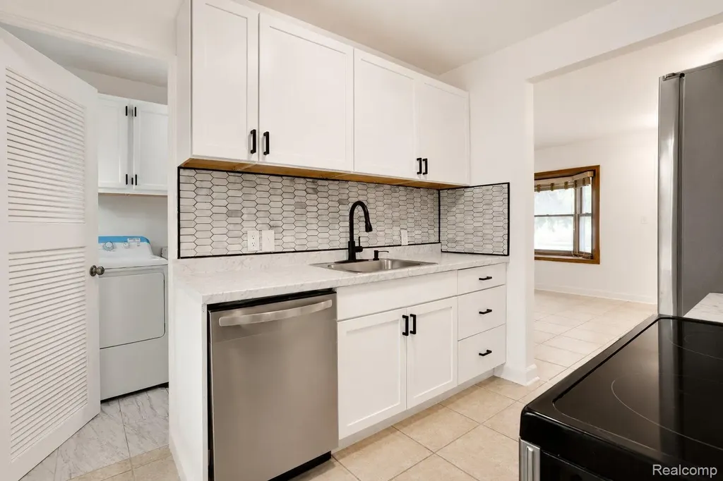 648 S Cass Lake Road Waterford Charter Township MI 48328