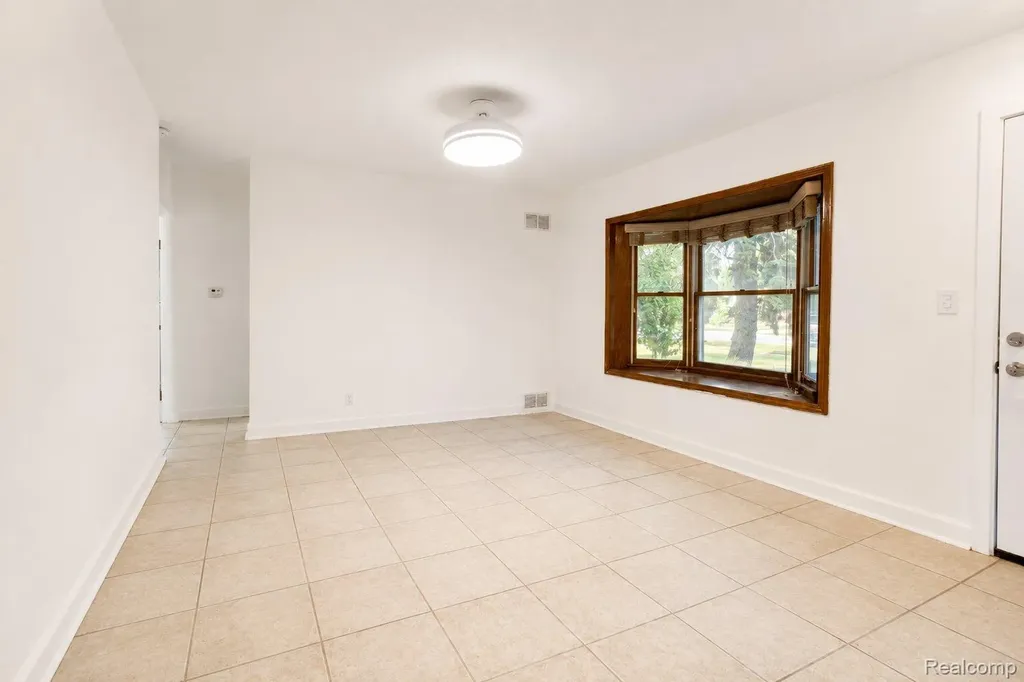 648 S Cass Lake Road Waterford Charter Township MI 48328