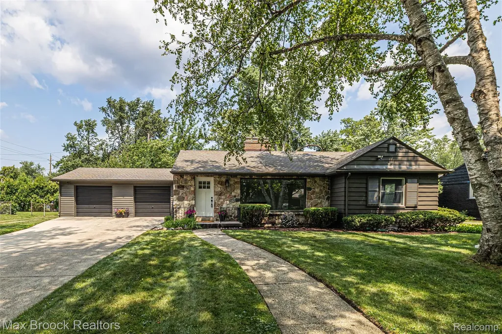 16240 Amherst Avenue Beverly Hills Village MI 48025