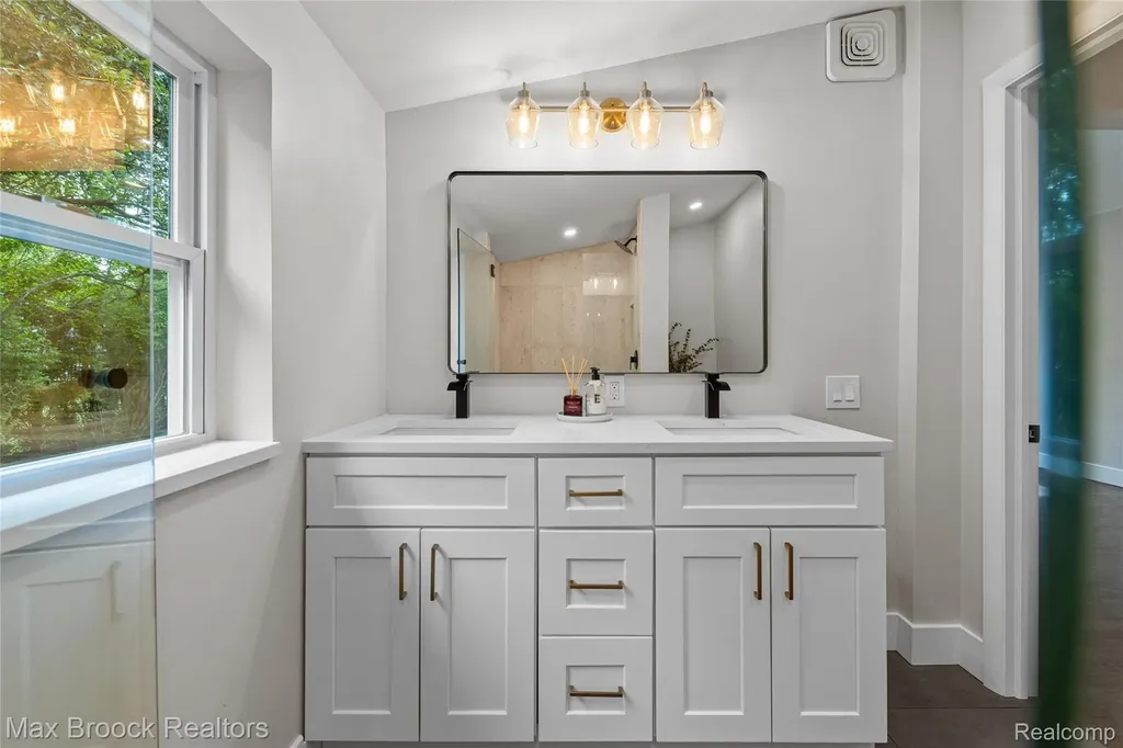 16240 Amherst Avenue Beverly Hills Village MI 48025