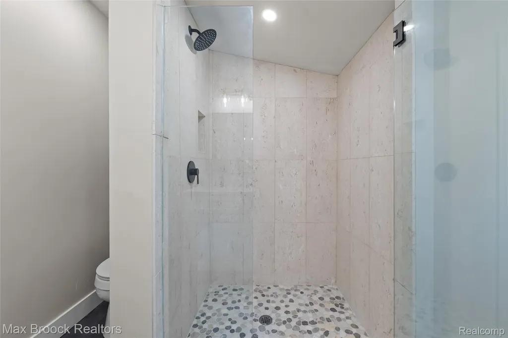 16240 Amherst Avenue Beverly Hills Village MI 48025