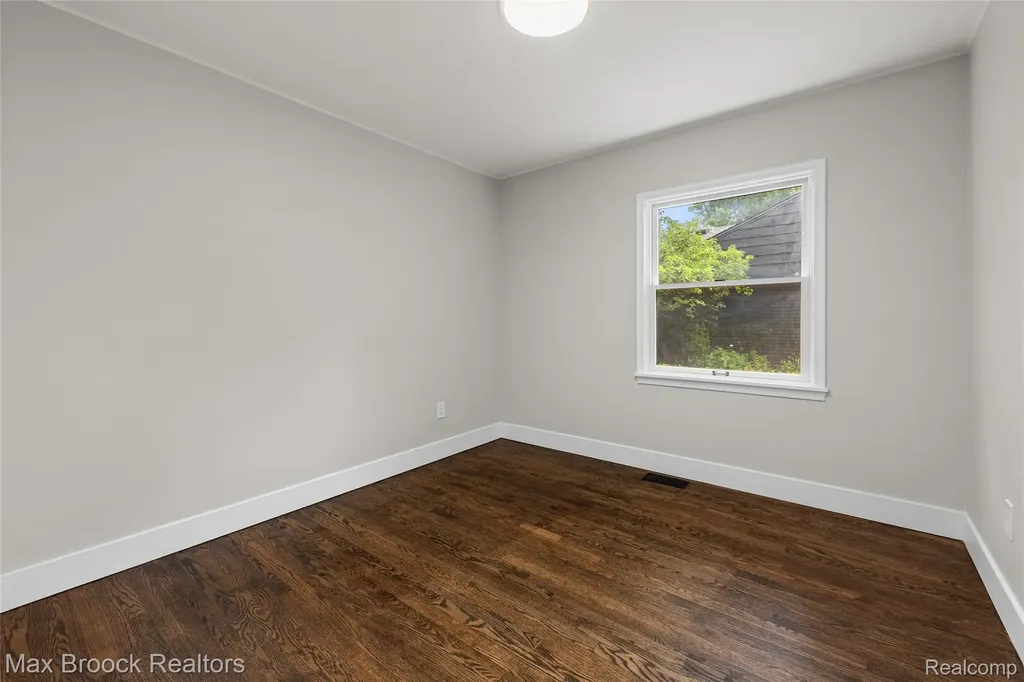 16240 Amherst Avenue Beverly Hills Village MI 48025