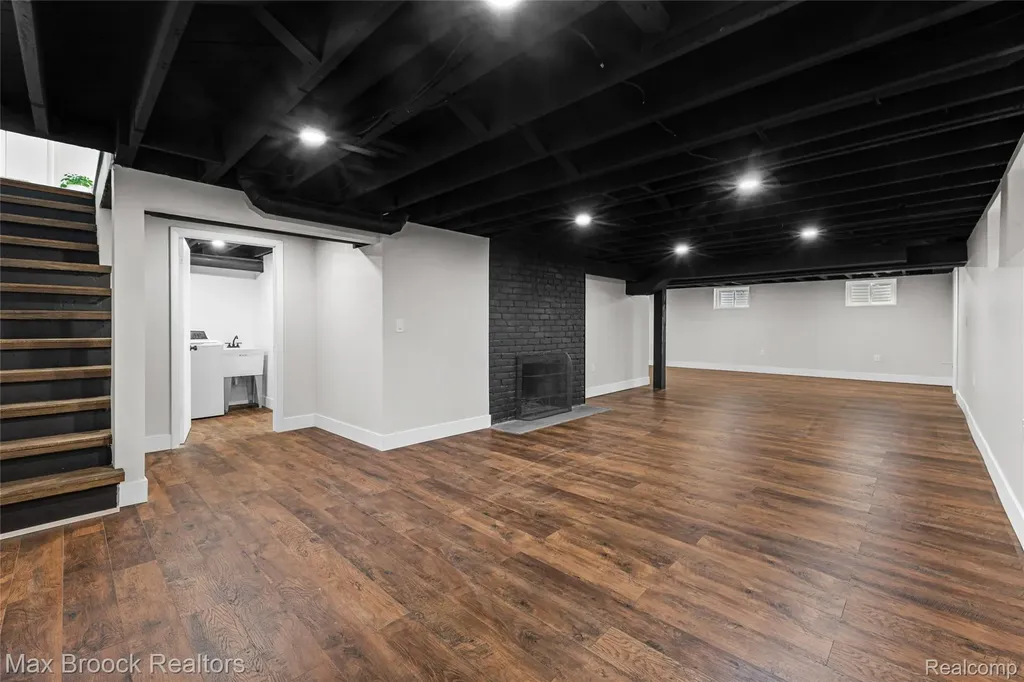 16240 Amherst Avenue Beverly Hills Village MI 48025