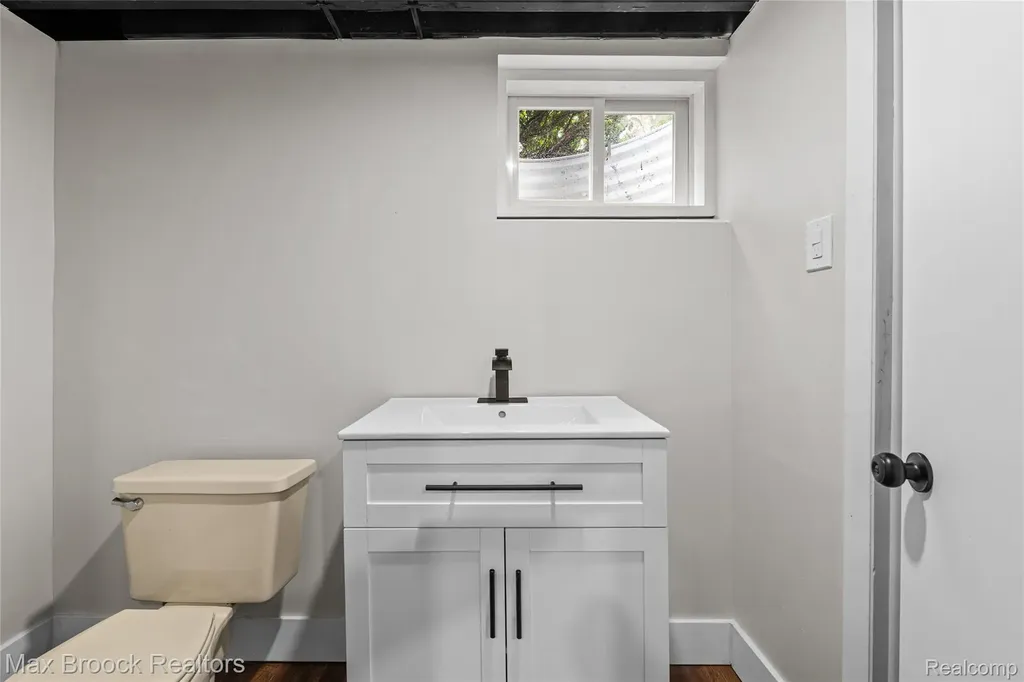 16240 Amherst Avenue Beverly Hills Village MI 48025