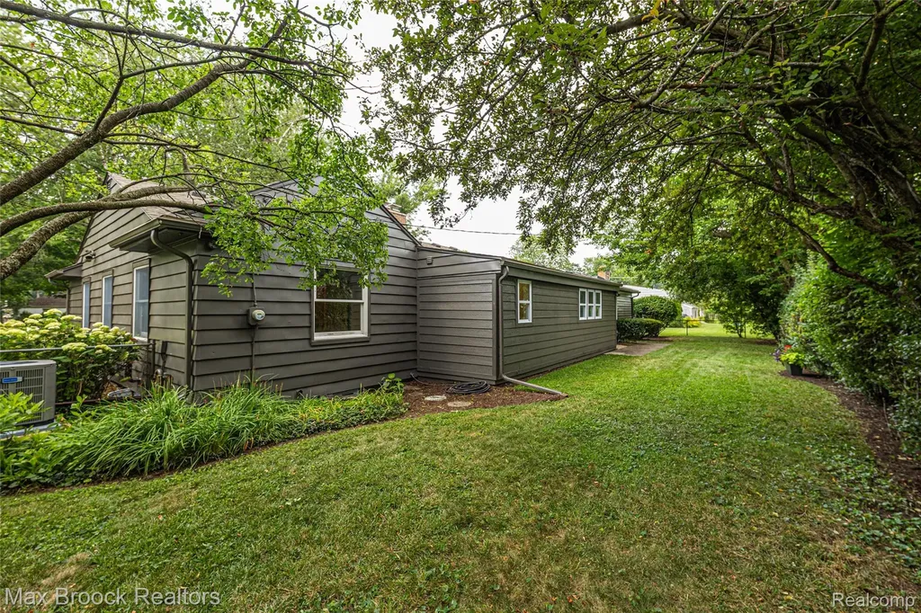 16240 Amherst Avenue Beverly Hills Village MI 48025