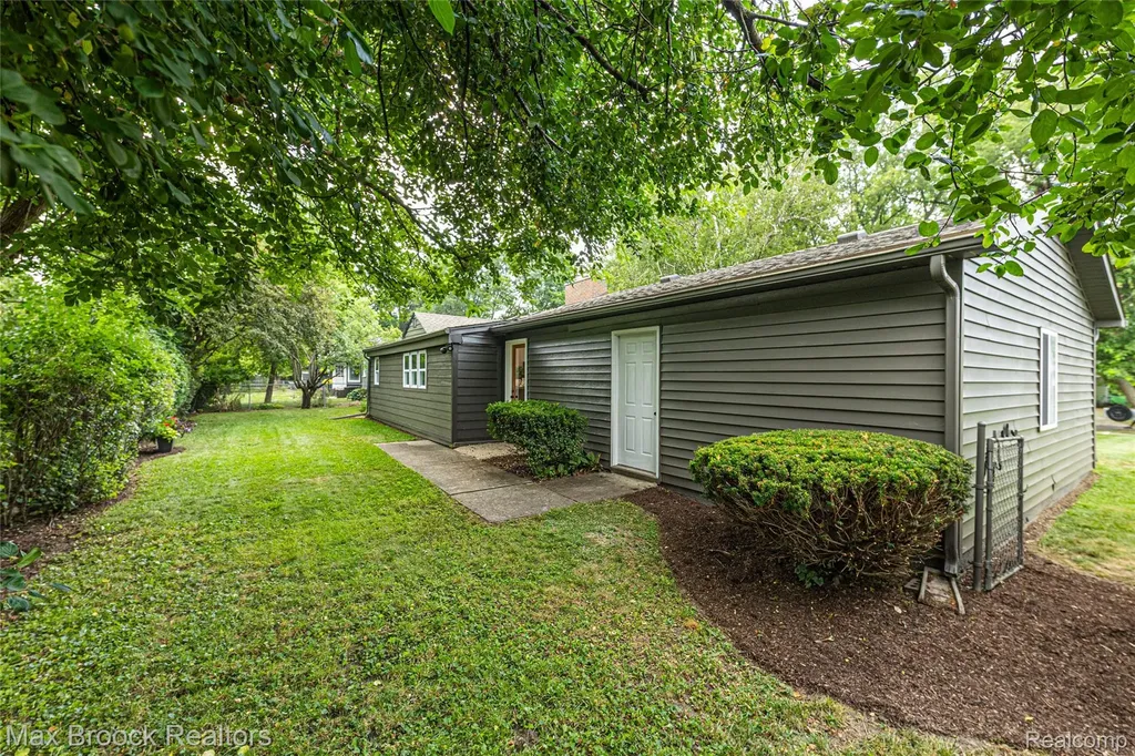 16240 Amherst Avenue Beverly Hills Village MI 48025