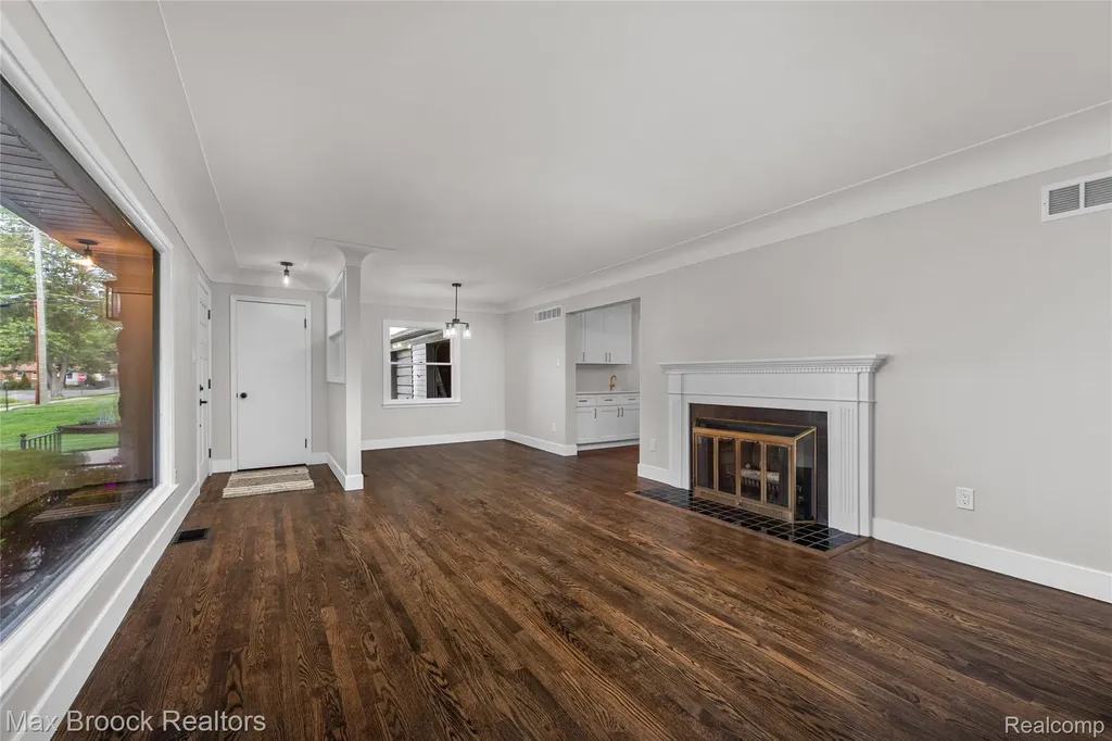 16240 Amherst Avenue Beverly Hills Village MI 48025