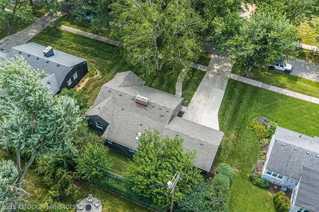 16240 Amherst Avenue Beverly Hills Village MI 48025