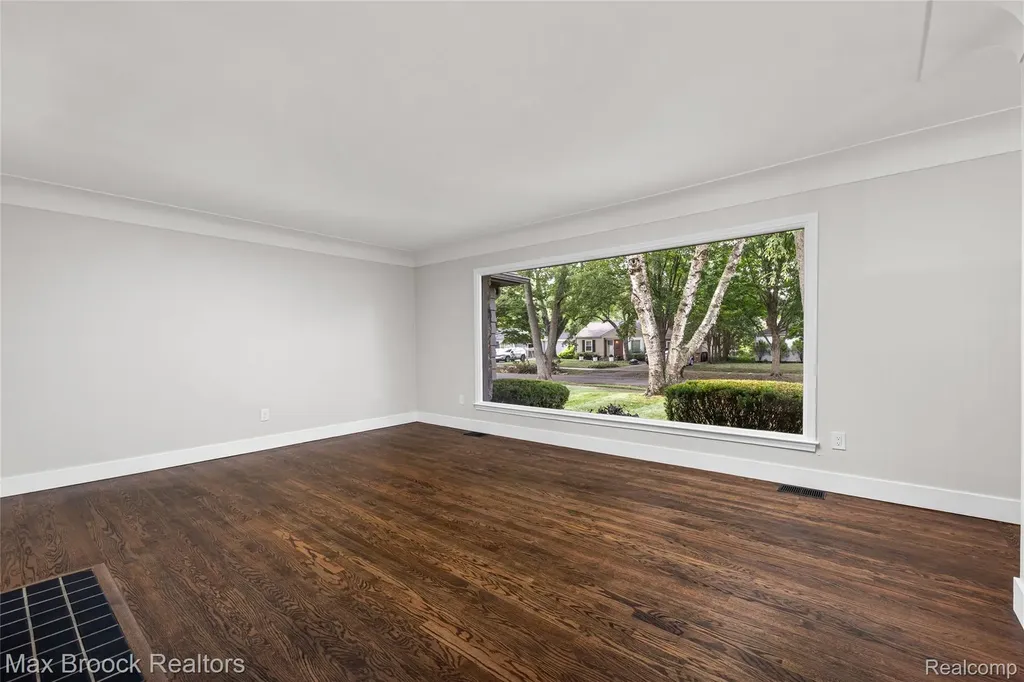16240 Amherst Avenue Beverly Hills Village MI 48025