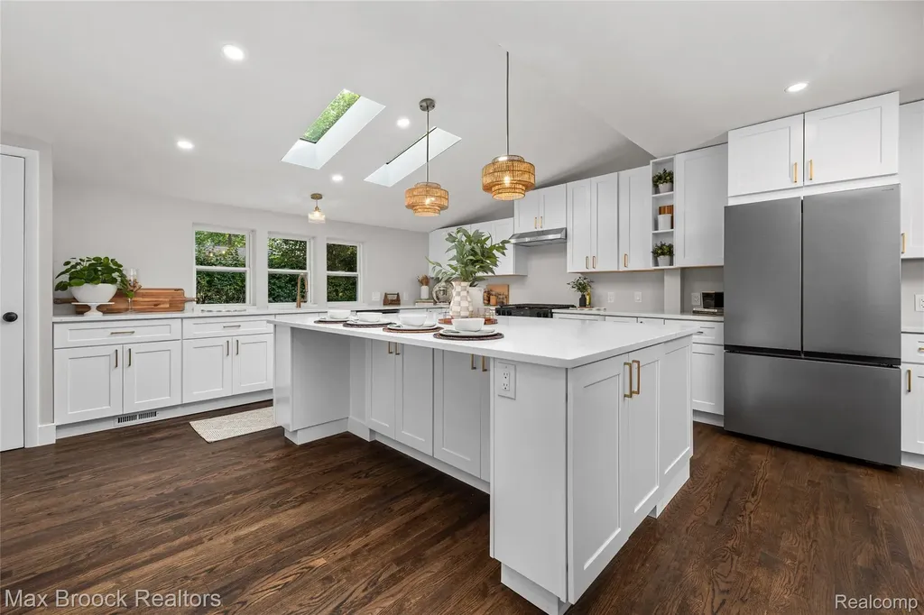 16240 Amherst Avenue Beverly Hills Village MI 48025