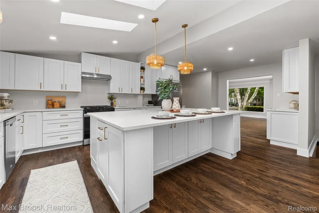16240 Amherst Avenue Beverly Hills Village MI 48025