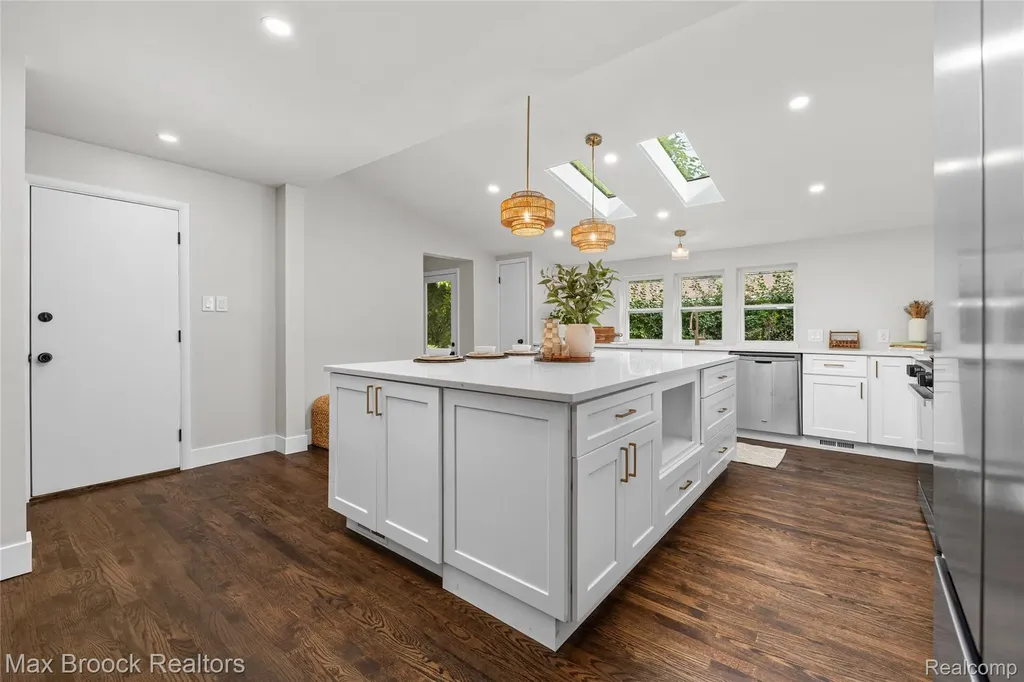 16240 Amherst Avenue Beverly Hills Village MI 48025