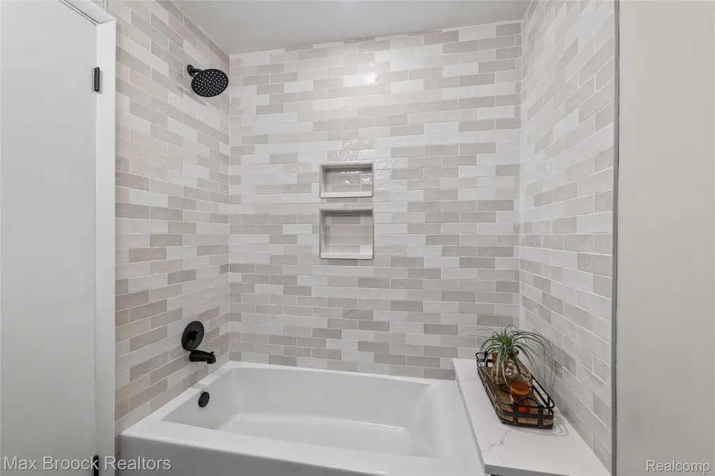 16240 Amherst Avenue Beverly Hills Village MI 48025