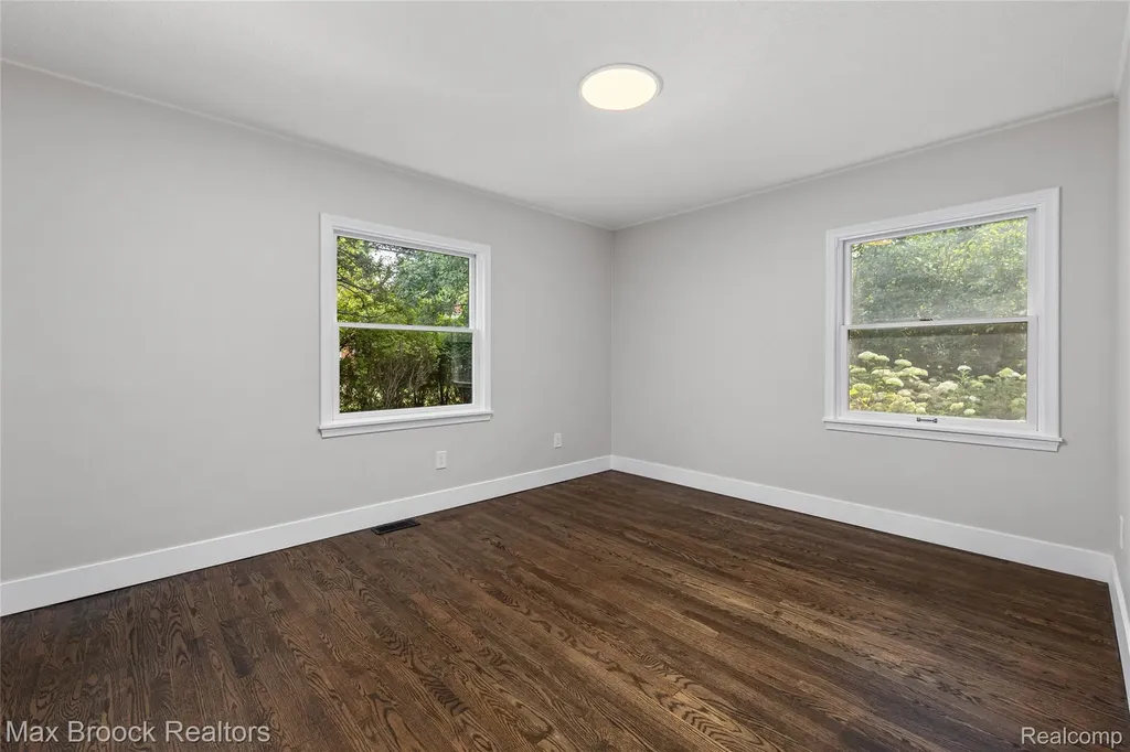 16240 Amherst Avenue Beverly Hills Village MI 48025