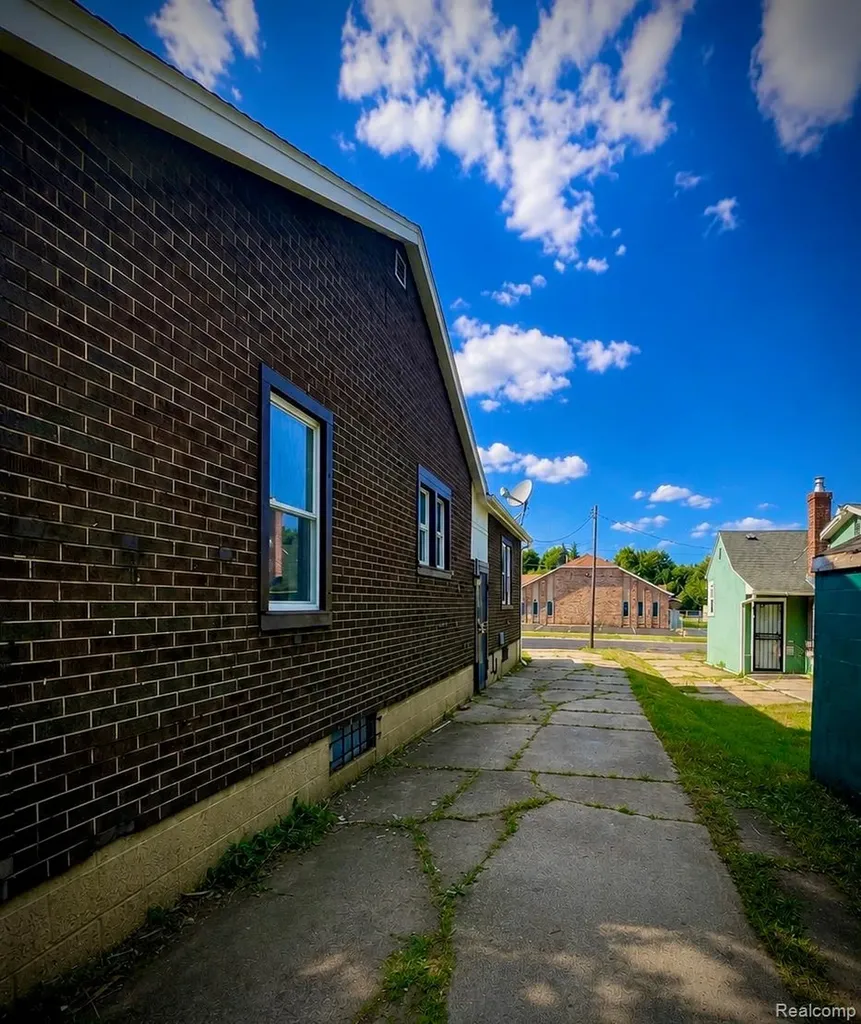 406 Carton Street Flint City MI 48505