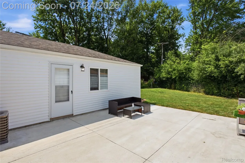 28043 Red Leaf Lane Southfield City MI 48076