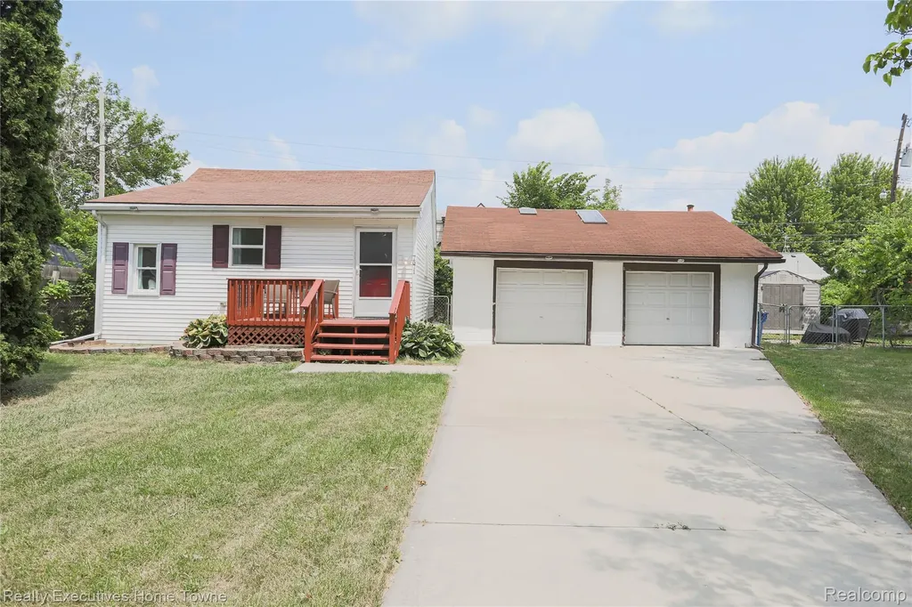7571 Anna Avenue Warren City MI 48092