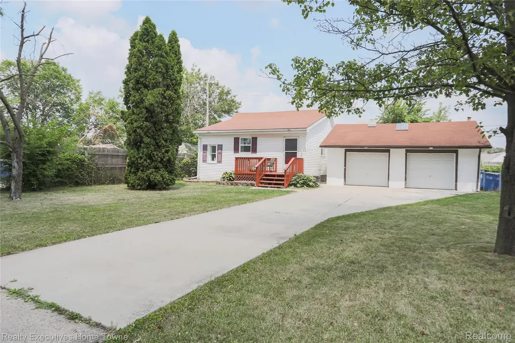 7571 Anna Avenue Warren City MI 48092