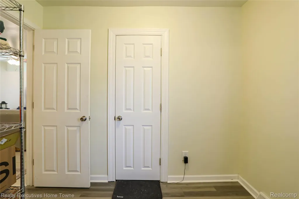 7571 Anna Avenue Warren City MI 48092