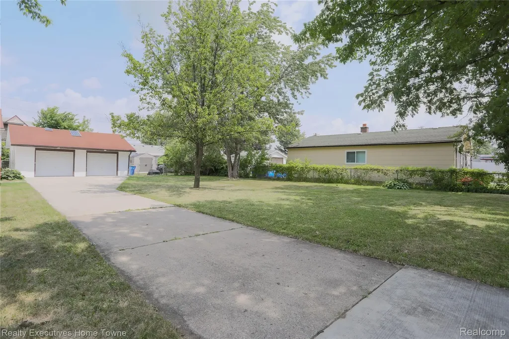 7571 Anna Avenue Warren City MI 48092