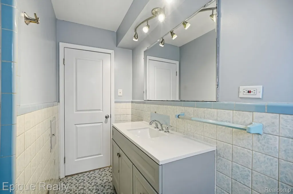 18317 Spring Court S Fraser City MI 48026