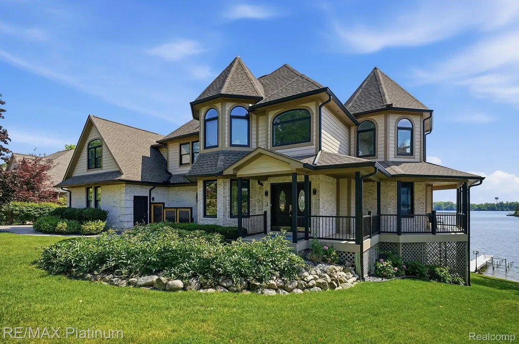 997 Thompson Shore Drive Oceola Township MI 48843