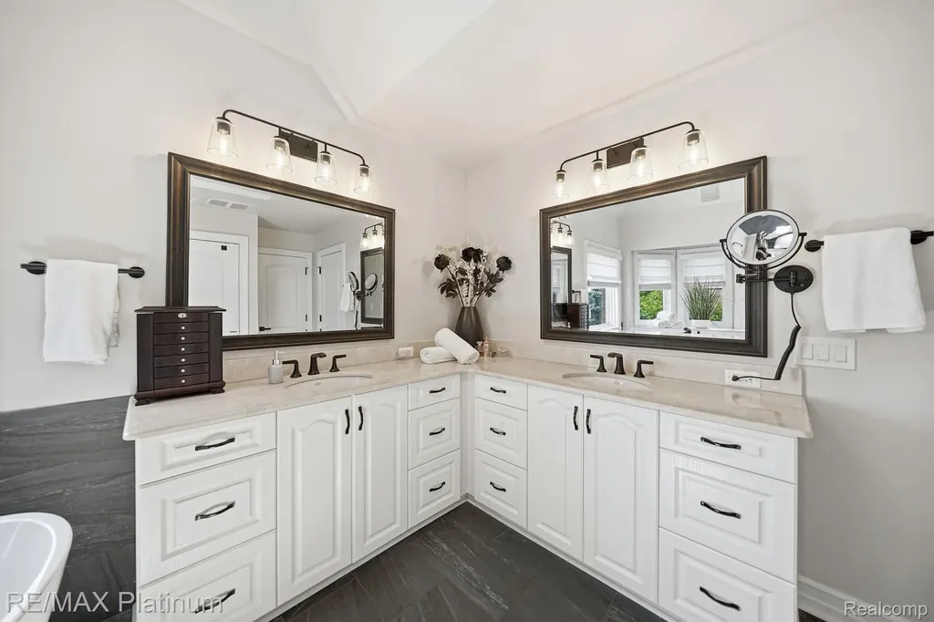 997 Thompson Shore Drive Oceola Township MI 48843