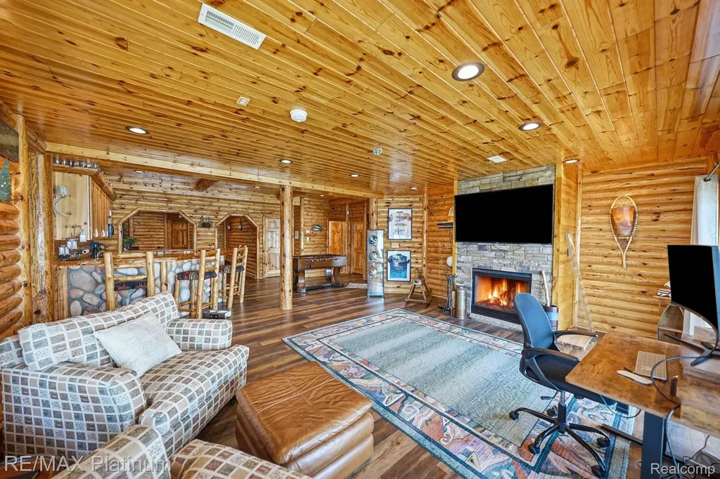 997 Thompson Shore Drive Oceola Township MI 48843