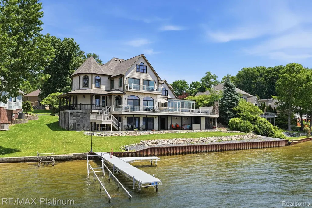 997 Thompson Shore Drive Oceola Township MI 48843