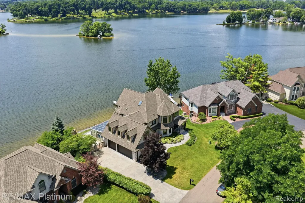 997 Thompson Shore Drive Oceola Township MI 48843