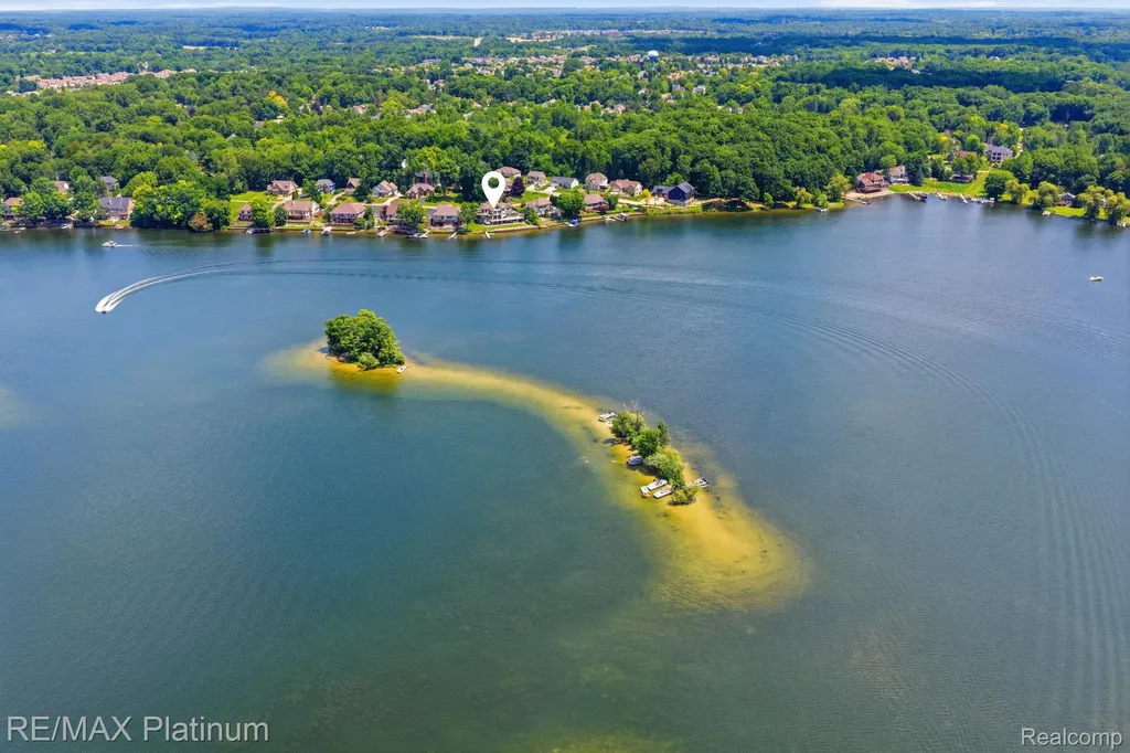 997 Thompson Shore Drive Oceola Township MI 48843