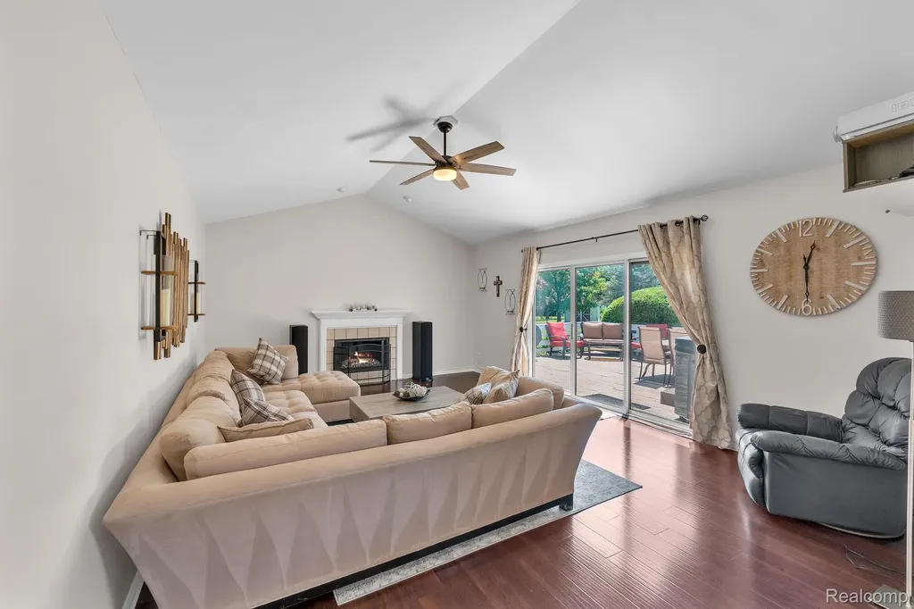 4740 Fox Chase White Lake Charter Township MI 48383