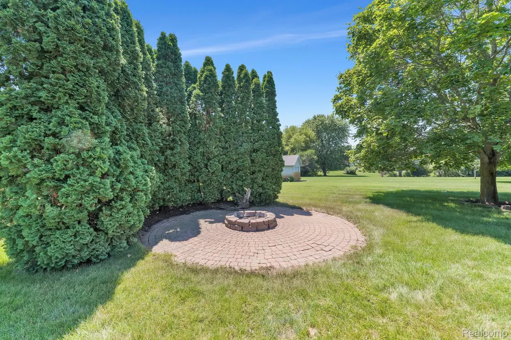 4740 Fox Chase White Lake Charter Township MI 48383