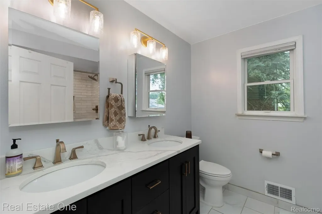 1045 Clara Street Commerce Charter Township MI 48390