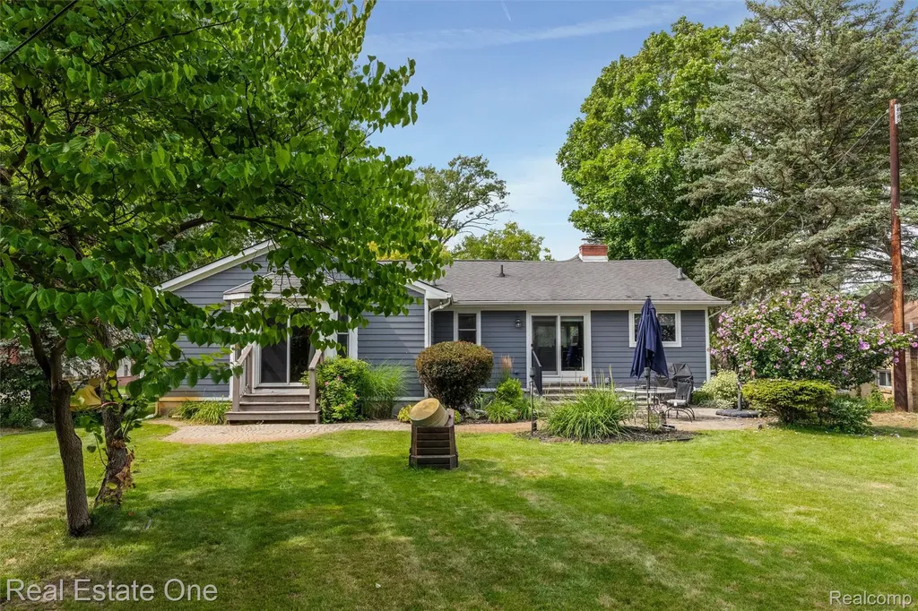1045 Clara Street Commerce Charter Township MI 48390