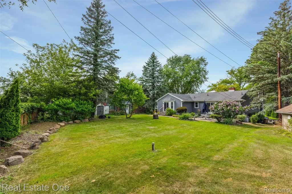 1045 Clara Street Commerce Charter Township MI 48390