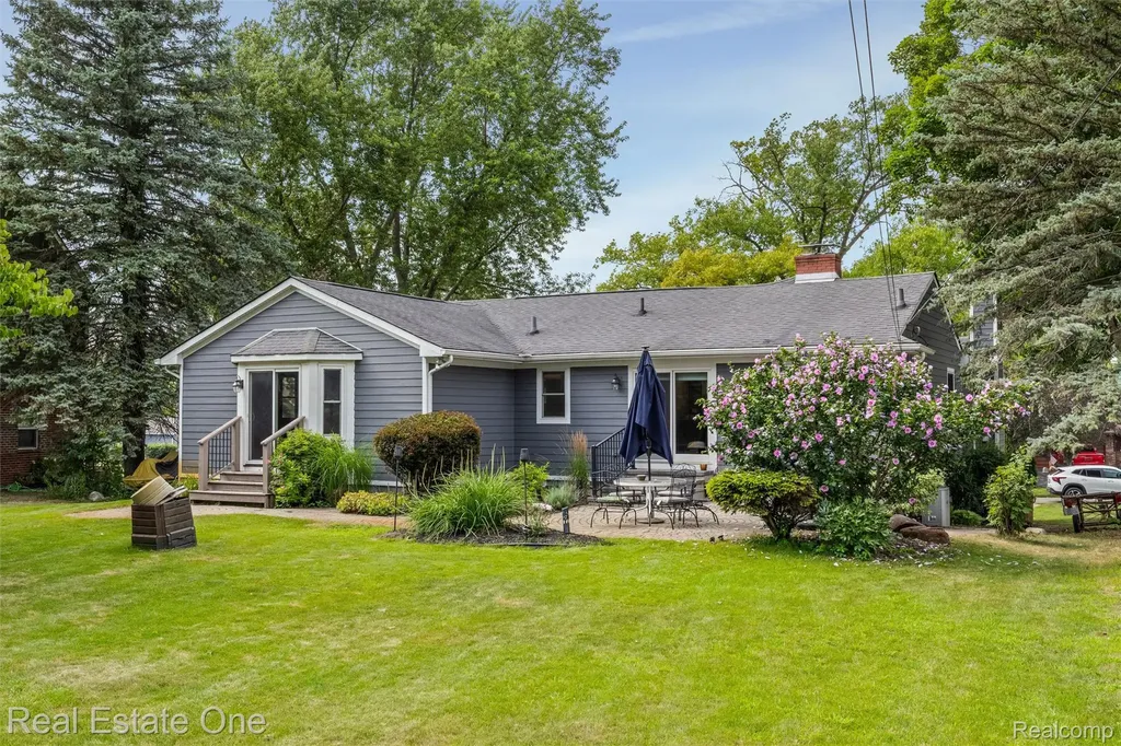 1045 Clara Street Commerce Charter Township MI 48390