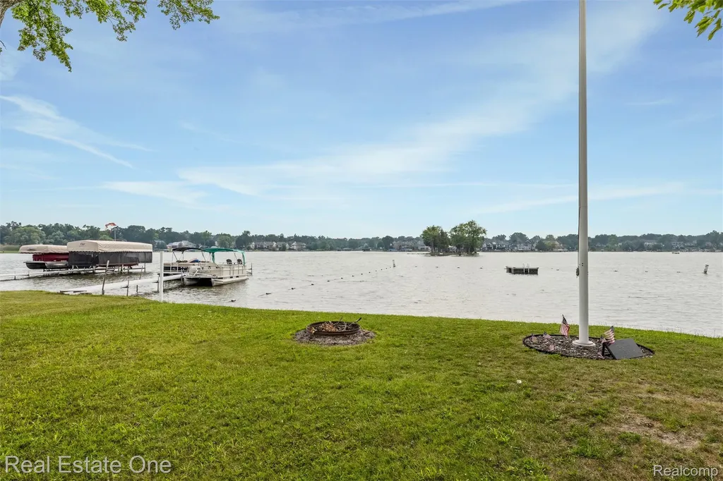1045 Clara Street Commerce Charter Township MI 48390