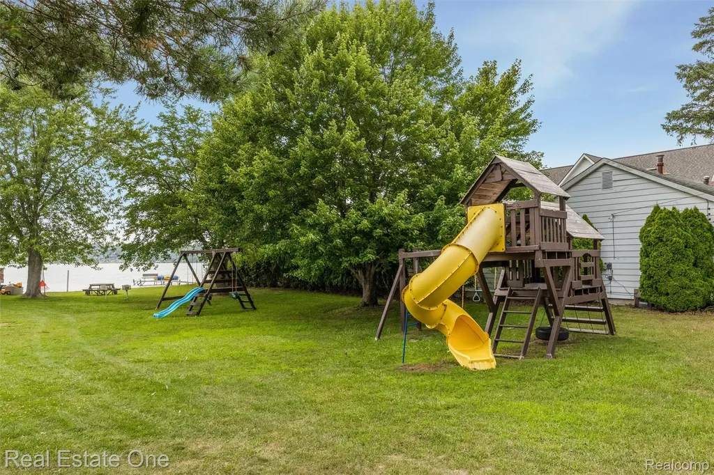 1045 Clara Street Commerce Charter Township MI 48390