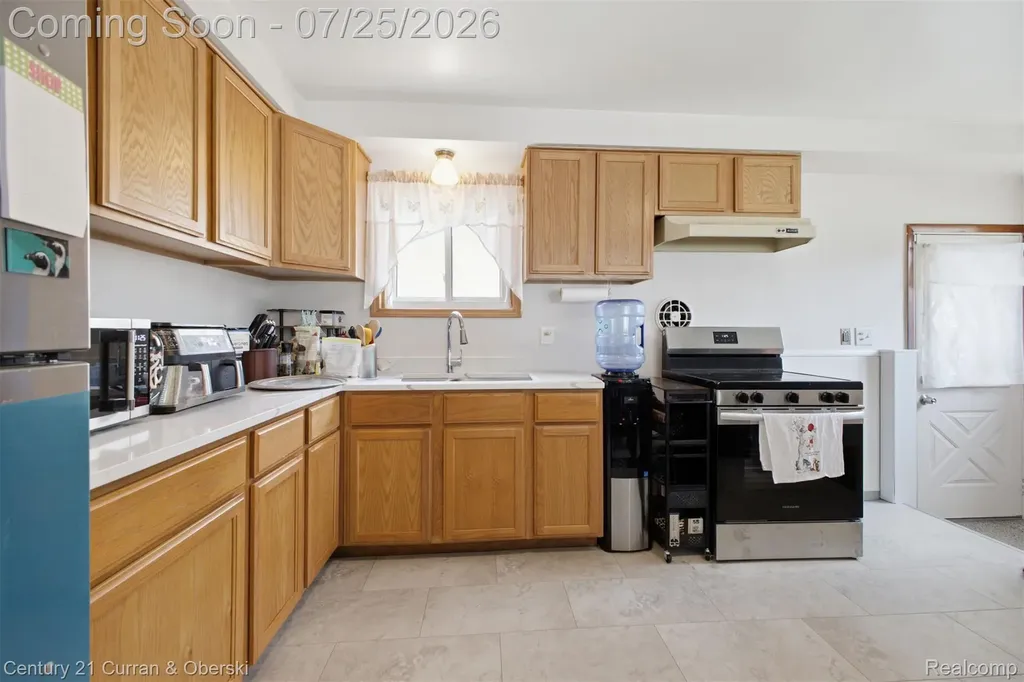 32819 Jefferson Avenue St. Clair Shores City MI 48082
