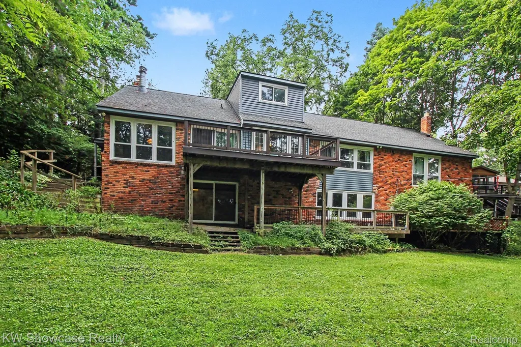 1471 Blue Heron Drive Highland Charter Township MI 48357