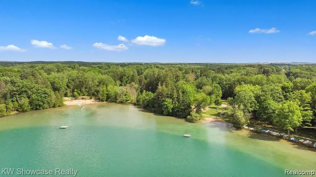 1471 Blue Heron Drive Highland Charter Township MI 48357