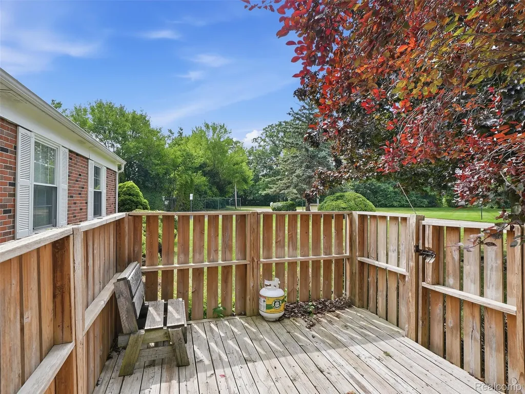 23404 N Rockledge Novi City MI 48375